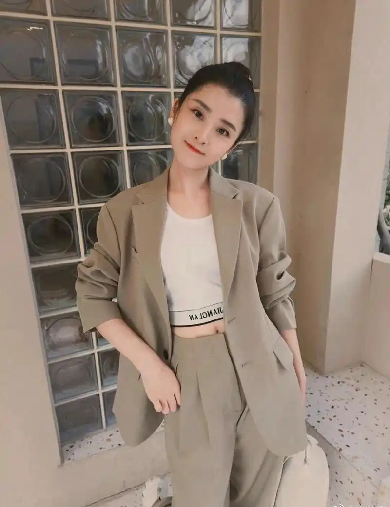 李若嘉灰色职业装优雅写真