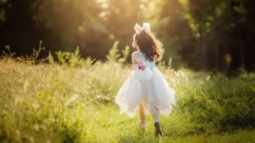 愉快的小女孩,奔跑,绿草,阳光,夏天 5k