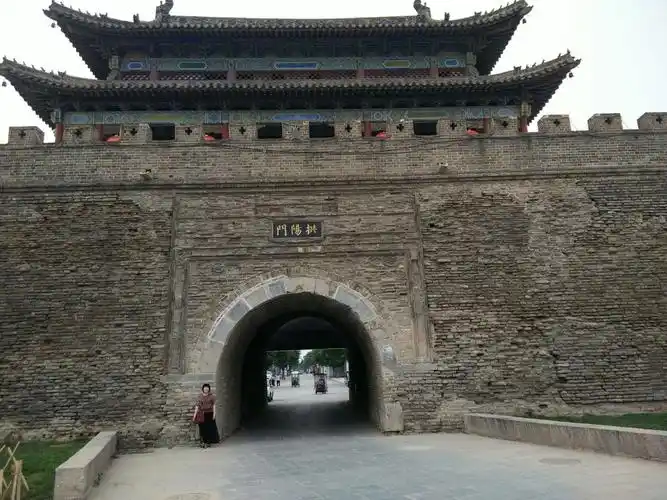 拱阳门是古城的南大门.