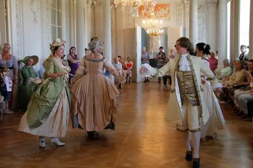 小步舞 小步舞是较早期的宫廷舞,故动作强调含蓄端庄,速度也较慢