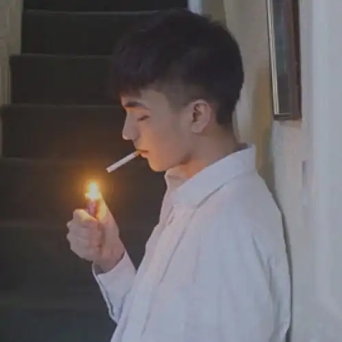 靠墙点烟_伤感男生头像图片_扣扣居