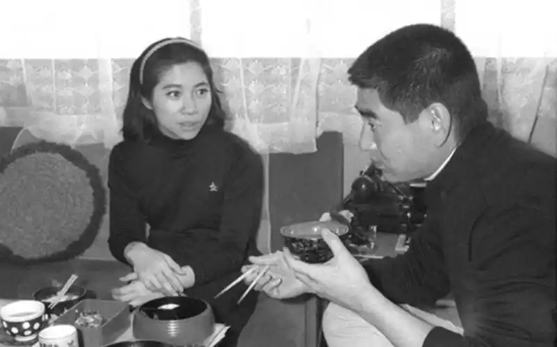 原创高仓健一段失败的婚姻离异后终生未娶离世后把遗产给了养女