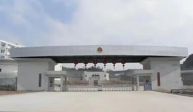 随后涉事狱警以及被狱警偷偷带出监狱的死缓罪犯被捕.