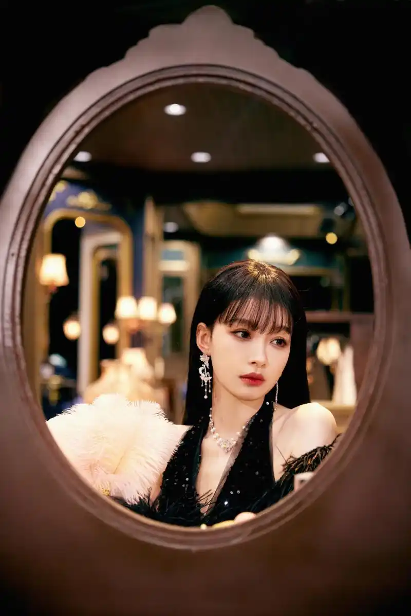 孙怡黑色一字羽毛礼服配上碎金妆容,黑色齐刘海猫女御姐气质拉满!