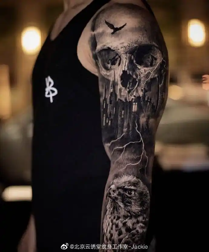 纹身作品分享欧美哥特式纹身图案,加上素描写实的风格让你不禁汗毛
