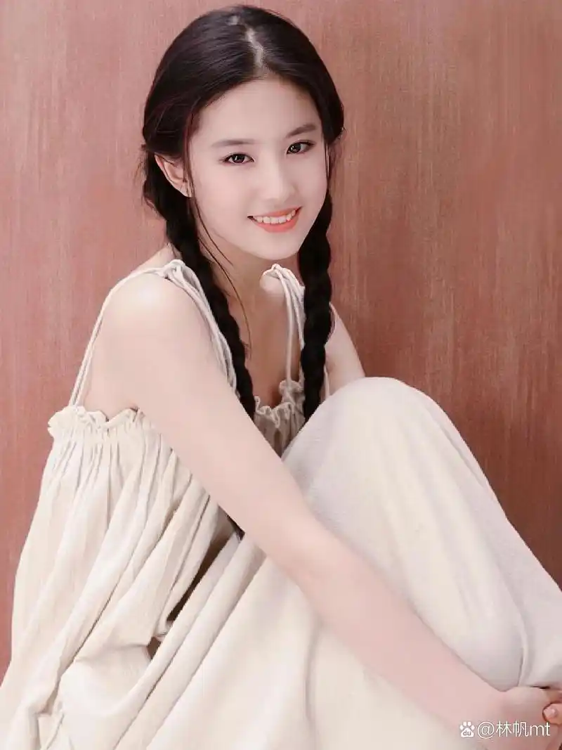 刘亦菲刚出道时的样子更加清纯可爱,调皮中有女人的妩媚!