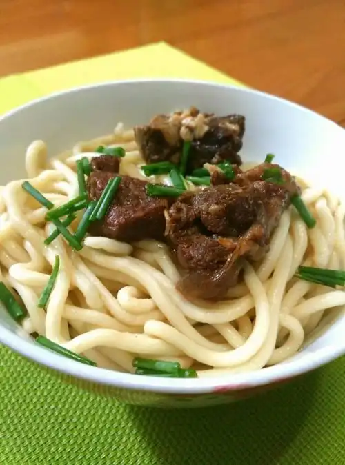 步骤7:捞出面条,放入温开水里浸一下