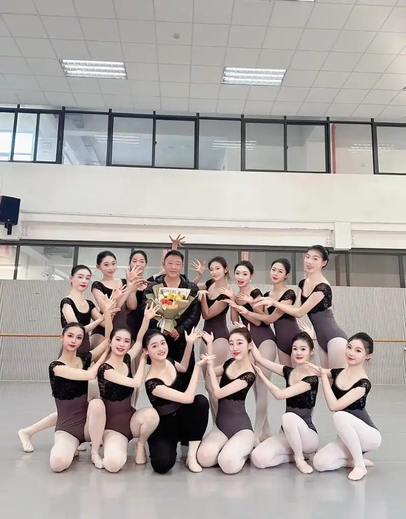 云南艺术学院#舞蹈课堂随拍 #集体照 - 抖音