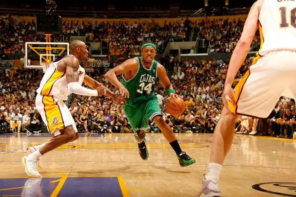 图文nba总决赛凯尔特人vs湖人皮尔斯晃过科比