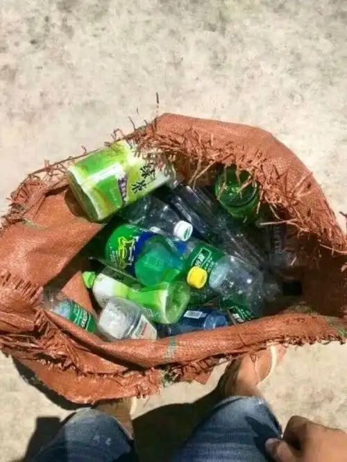 等我走上2万步的时候我一定可以捡到足够的瓶子换