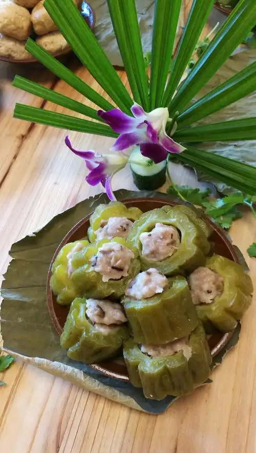 手机拍摄贺州东江海鲜酒家出品的客家十八酿