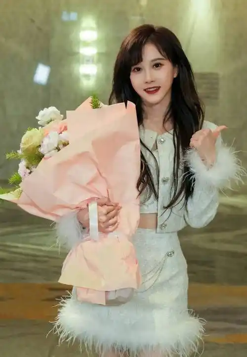 许佳琪段艺璇戴萌新剧《爱情,开袋即食》杀青 捧花拍照显星范_传媒