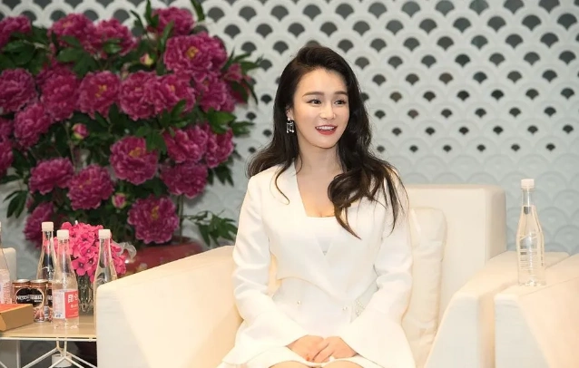 她是拳王邹市明妻子因挺胸照爆红网友邹市明有福了