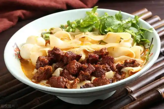 众所周知,新野板面因在案板上摔打而得名.