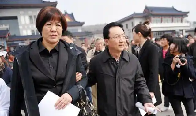 13年女排将军陈招娣去世,女儿郭晨继承母业,在赛事一线裁判执法