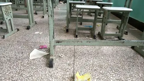 这个是在粘贴考号时看到的某班教室卫生状况,地上的