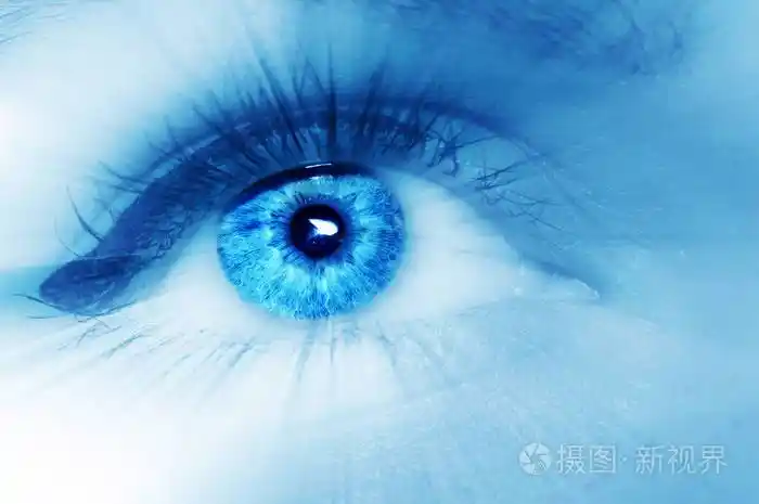 美丽的蓝色眼睛与发散光芒四射详细