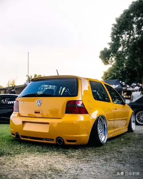 黄色小钢炮r32大众高尔夫