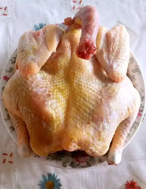 2,锅底放点油,鸡上的黄油也解下来放锅底.若鸡比较老,锅底放些许水.