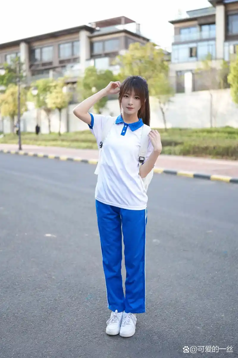 穿校服的时光[微笑]#清纯甜美女孩# #漂亮小姐姐