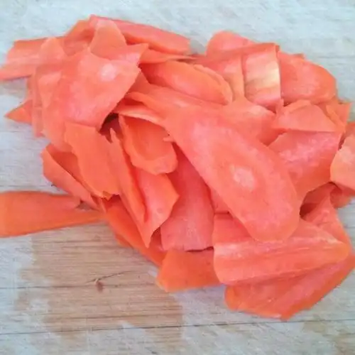 第1步,胡萝卜洗干净切成片.