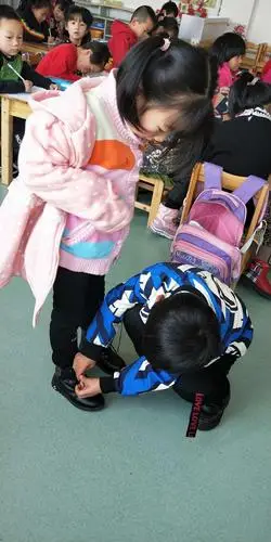 如:帮助小朋友穿鞋子;小朋友摔倒了,把他(她)扶起来;帮助盲人,老年人