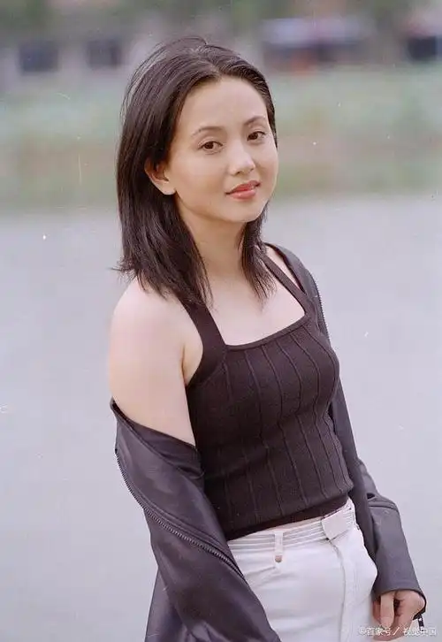 随着一部翻拍电视剧《小白菜》的热播,陶慧敏这个名字越来越为人所