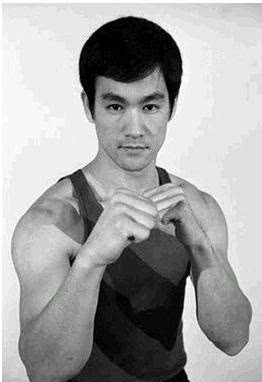看上图几张李小龙的生活照,手臂的肌肉隆起,可以看出李小龙并不是电影