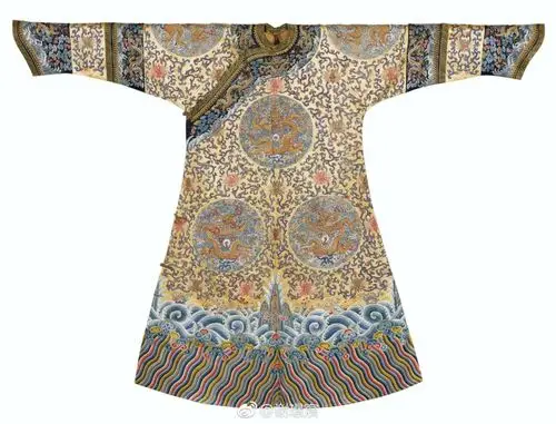 【缠枝莲纹八团龙的女龙袍】