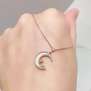 周大福项链女 星轨月亮18k玫瑰金彩金贝壳镶钻锁骨链情人节礼物