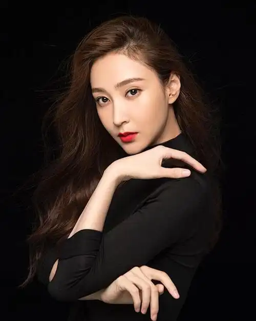 最美气质 女星殷飞时尚写真 五官极致完美