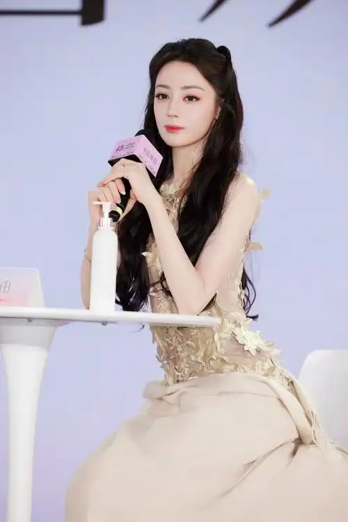 迪丽热巴今日线下活动生图,一起欣赏下美到超标的热巴!