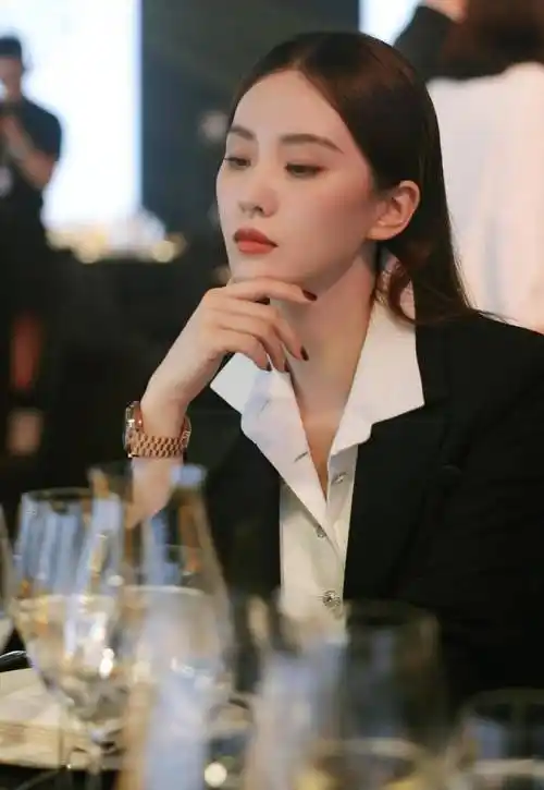 嘉人女性影响力:为什么杨幂倪妮 全部女明星都在穿"黑白西装"?
