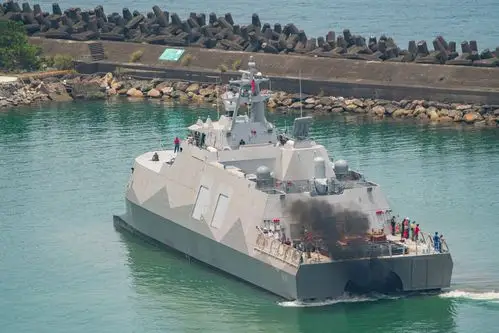 台湾双体导弹护卫舰首舰海试黑烟很大
