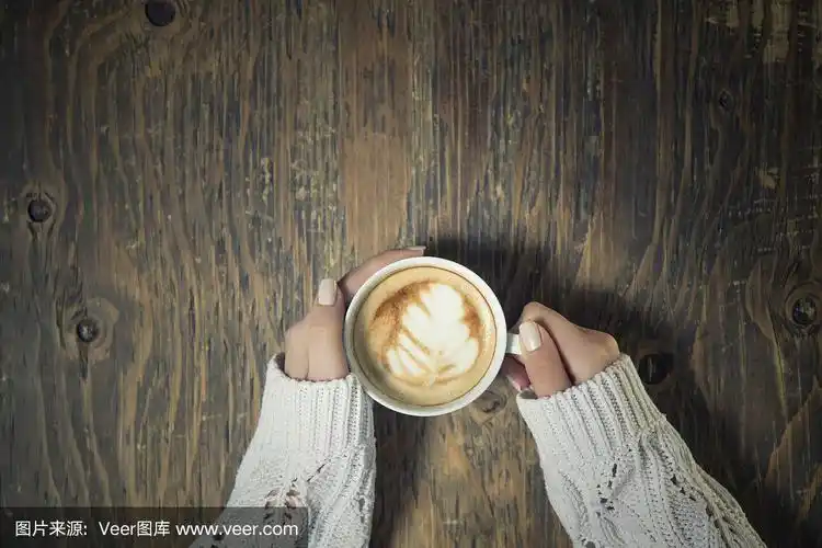 孤独的女人在早上喝咖啡