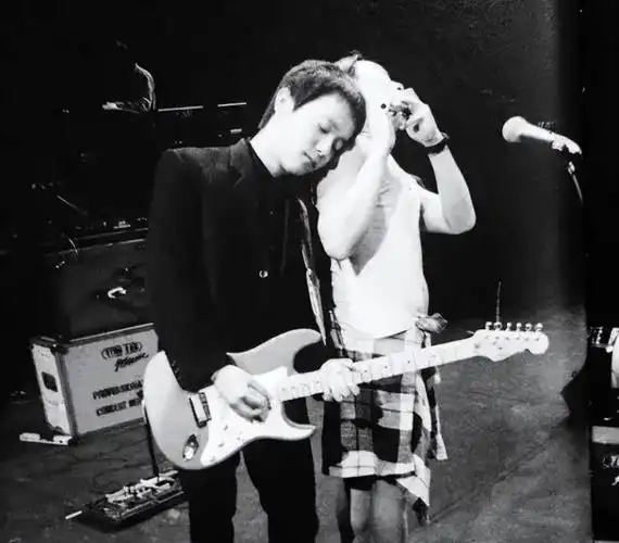 窦唯被王菲倒追不满记者放火烧车自爆与王菲的婚姻是阴谋