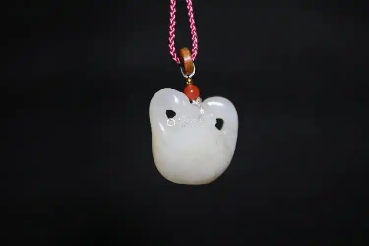 新疆玉雕非遗传承人朱新波大师作品:和田玉籽料《我如意》挂件