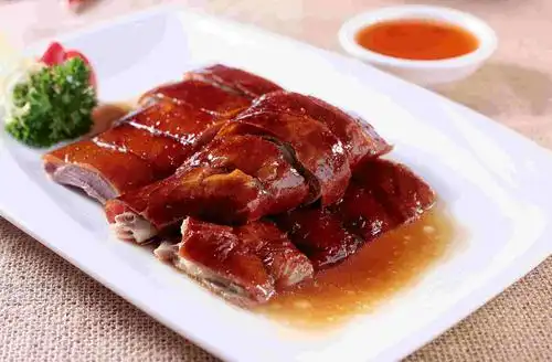 广式脆皮烧鹅,皮脆肉嫩又多汁,一味足倾城