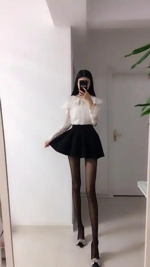 你们看看这个美女的腿长是真实的吗? 67