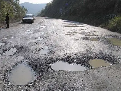 国内二级公路普遍坑洼狭窄开车像跳舞