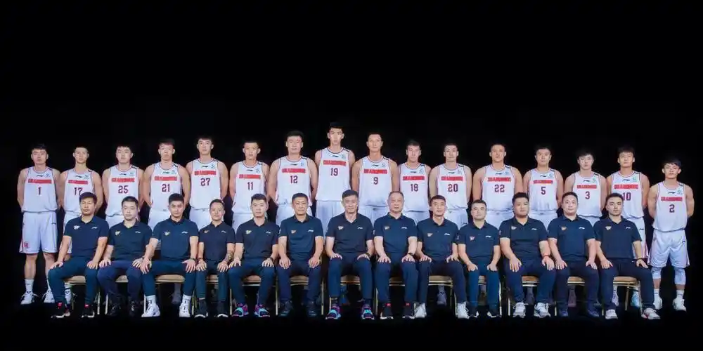 广东宏远新赛季全家福