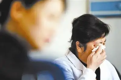 昨天,参与手术自拍的郑晓菊在通报会上痛哭流涕 摄影/《华商报》