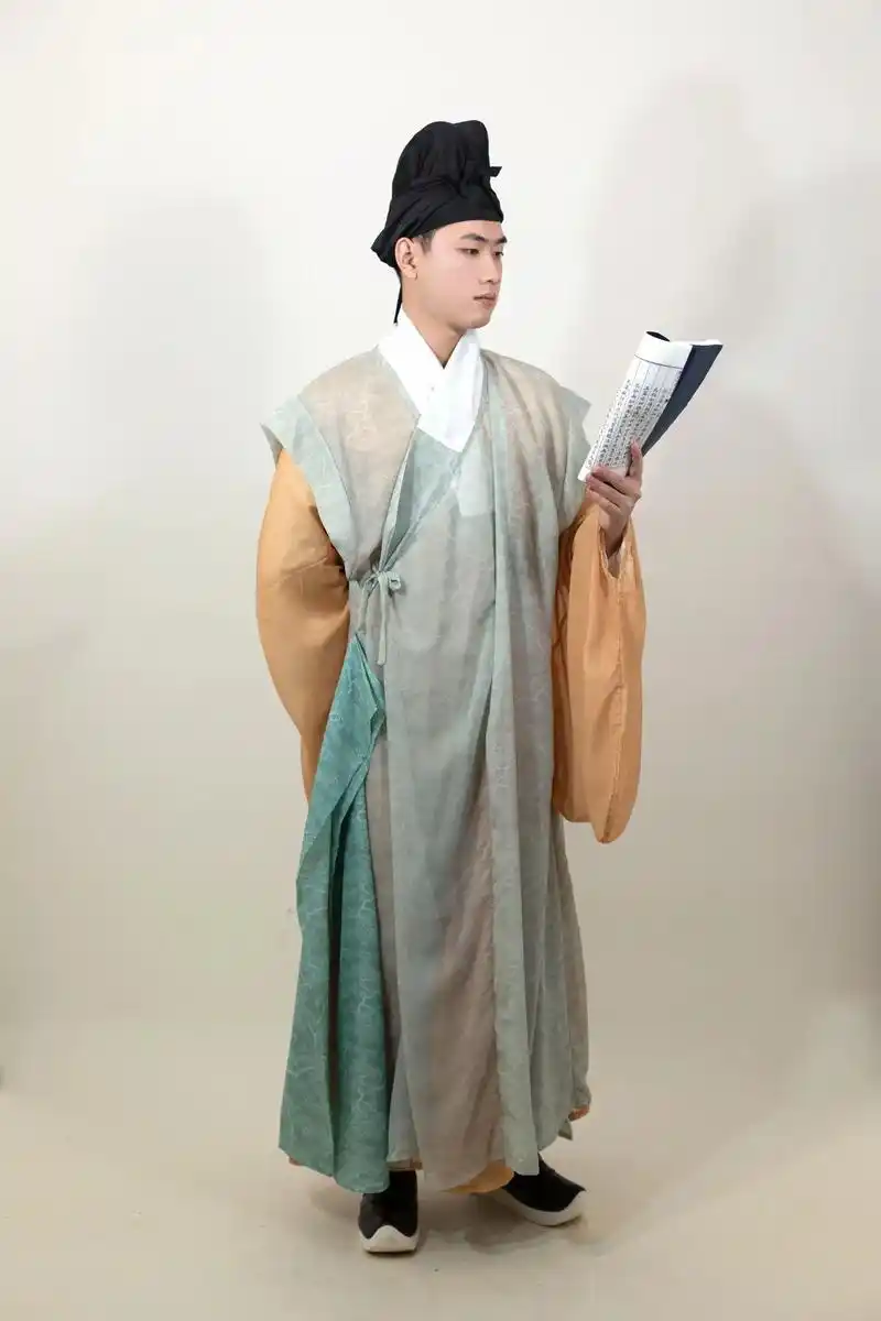 拍的一套汉服男装,适合夏天穿,也很平价.一组男生汉服商图,这 - 抖音