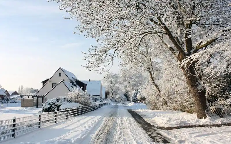 首页 旅游与世界 村庄小镇雪景,厚厚的积雪,公路,房子,树木 壁纸