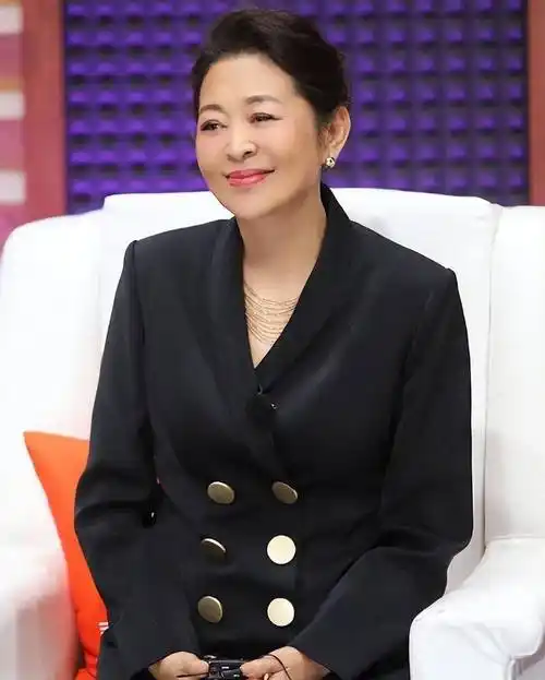 晚上爆出倪萍居然是倪大红的大姨姐?网友直呼"不可思议"