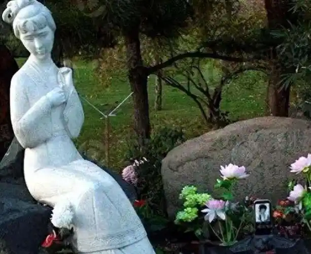 的空间,天寿陵园据悉,陈晓旭的遗体已被安葬于某处在陈晓旭的葬礼上