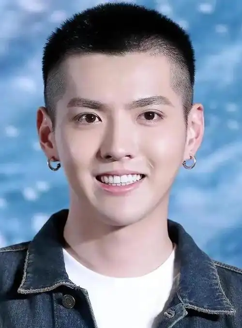 吴亦凡在狱中坚持创作写歌送狱友自己通过努力当上小班长