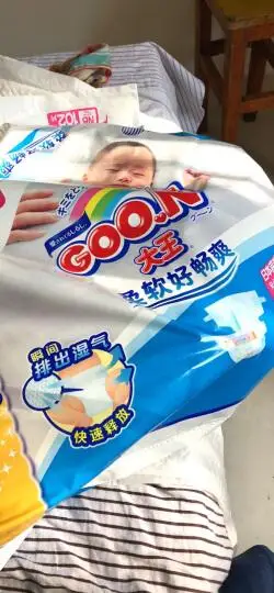大王纸尿裤:"尿不湿比较干爽比其他的,透气性好,就是侧着睡容易侧漏