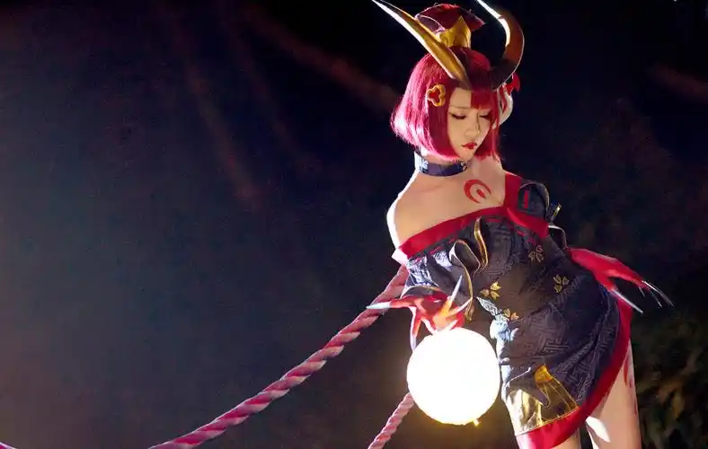 腥红之月伊芙琳cos:嗯,我讨厌那些不能坚持的人