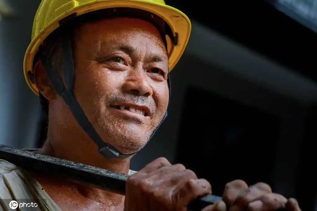 浙江宁波:建筑工人不畏高温 为民生